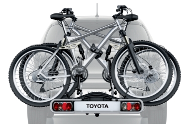 Dvě horská kola připevněná k nosiči kol na zadní straně vozu Toyota.